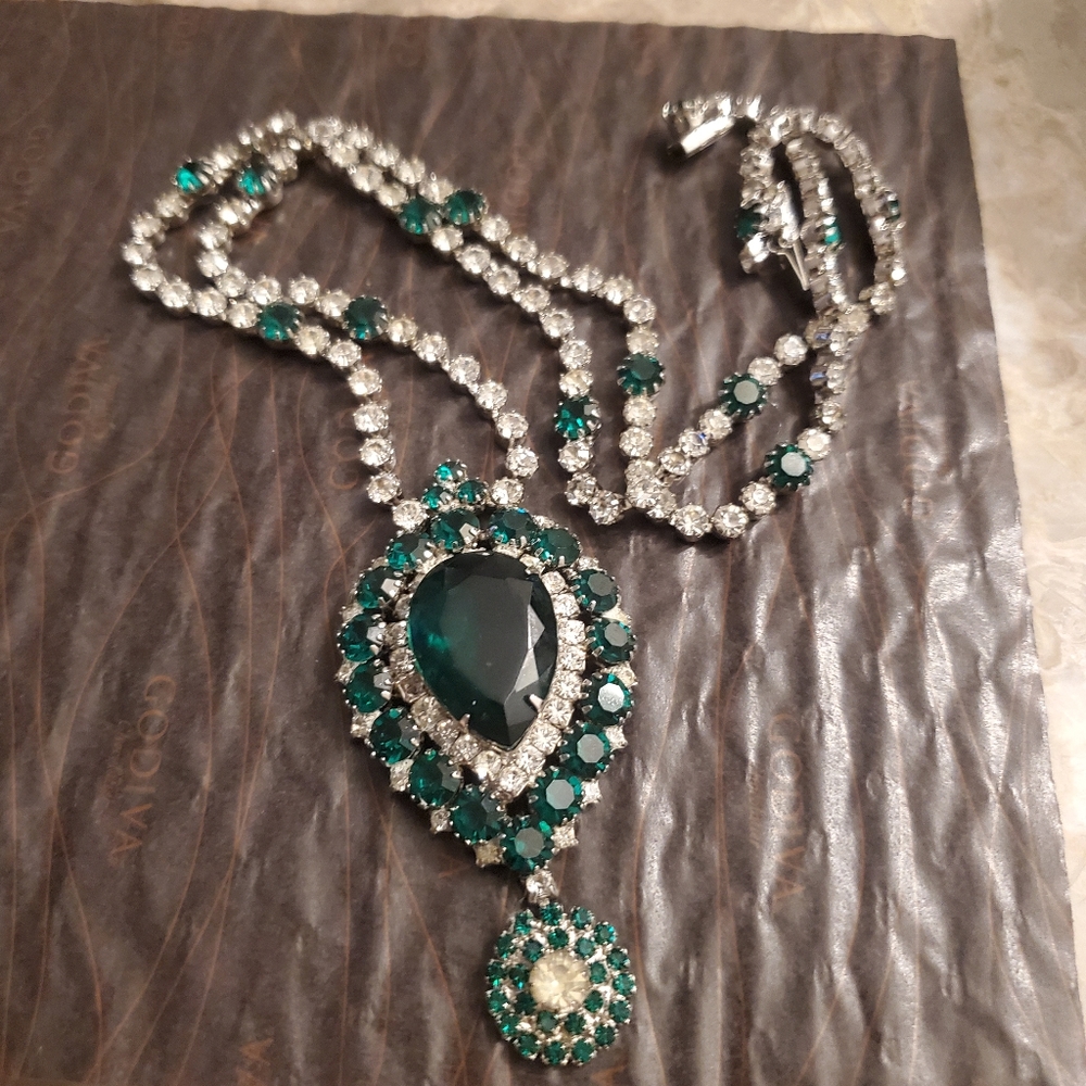 Unsigned beauty rhinestone vintage necklace